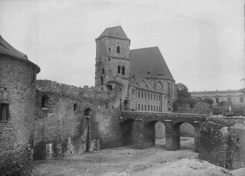 Die Moritzburg vom Paradeplatz aus gesehen. Fotografiert von Gottfried Riehm.
