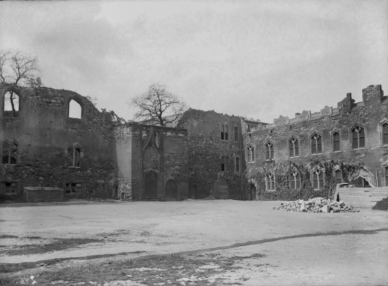 Der Hof der Moritzburg vom Eingang am Paradeplatz gesehen. Fotografiert von Gottfried Riehm.