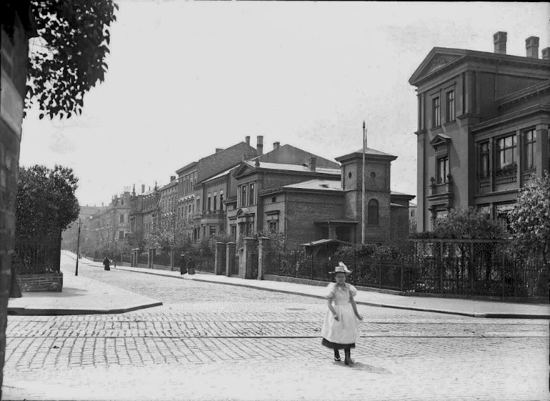 Die Wettiner Straße vom Mühlweg aus in Richtung Süden gesehen. Fotografiert von Gottfried Riehm.