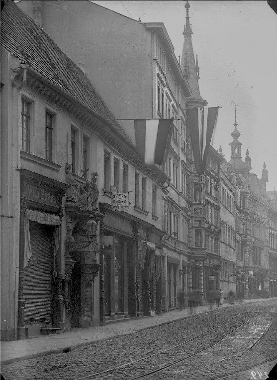 Die Leipziger Straße mit Blick in Richtung Leipziger Turm. Links das Haus Nummer 6.  Fotografiert von Gottfried Riehm.