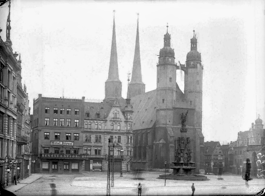 Westseite des Marktplatzes mit Marktbrunnen und Marktkirche. Fotografiert von Gottfried Riehm.
