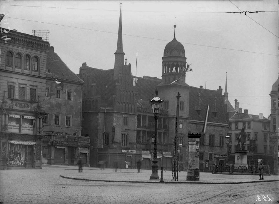 Der Marktplatz in Halle mit Altem Rathaus, Waagegebäude und Händeldenkmal. Fotografiert von Gottfried Riehm.