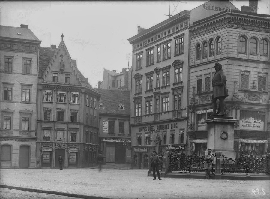 Der Marktplatz mit Händeldenkmal und der Einmündung der Brüderstraße. Fotografiert von Gottfried Riehm.
