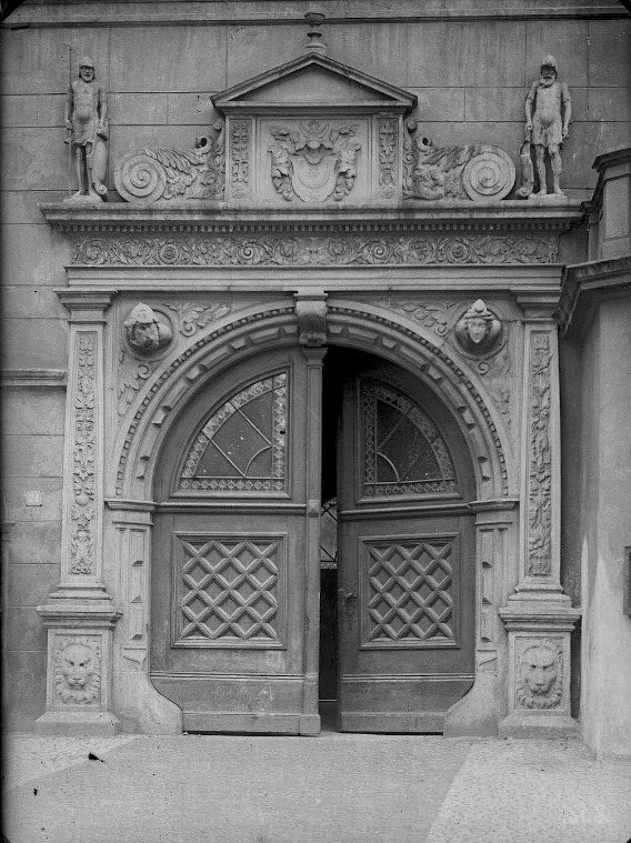 Der Marktplatz 24 mit dem Eingangsportal des Waagegebäudes. Fotografiert von Gottfried Riehm.