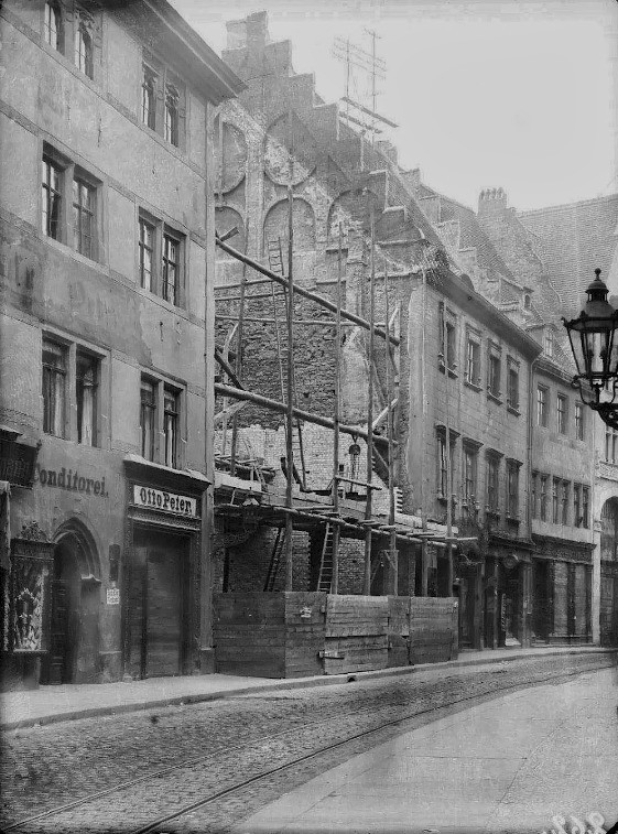 Die Große Ulrichstraße mit Blick in Richtung Marktplatz. Links ist die Hausnummer 56 zu sehen. Fotografiert von Gottfried Riehm.
