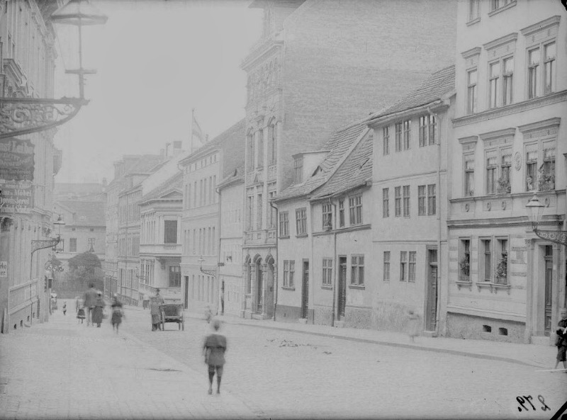 Blick durch den Harz in Richtung Norden. Links ist das Haus Nummer 12 zu sehen. Fotografiert von Gottfried Riehm.
