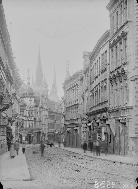 Die Große Steinstraße vor der Hauptpost mit Blick in Richtung Marktplatz. Fotografiert von Gottfried Riehm.