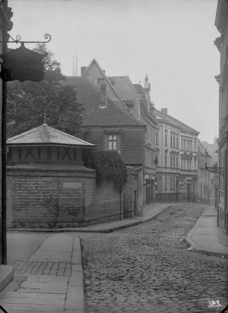 Die Kleine Ulrichstraße mit Blick in Richtung Süden. Fotografiert von Gottfried Riehm.