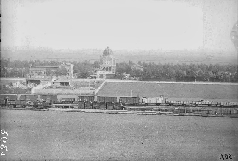 Blick auf die Huttenstraße, die Hafenbahn und den Südfriedhof vom Wasserturm Süd in Halle.