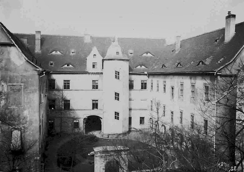 Das Jenaesche Fräuleinstift von der Gustav-Anlauf-Straße aus gesehen. Fotografiert von Gottfried Riehm.
