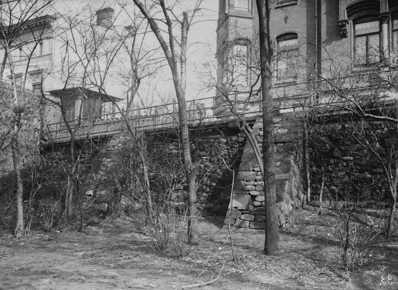 Der Martinsberg (Wilhelm-Külz-Straße 13) von der Poststraße (Hansering) aus gesehen. Fotografiert von Gottfried Riehm.