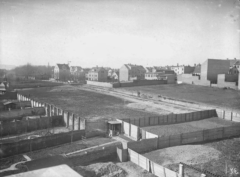 Die Ernestusstraße im unbebauten Zustand. Fotografiert von Gottfried Riehm.