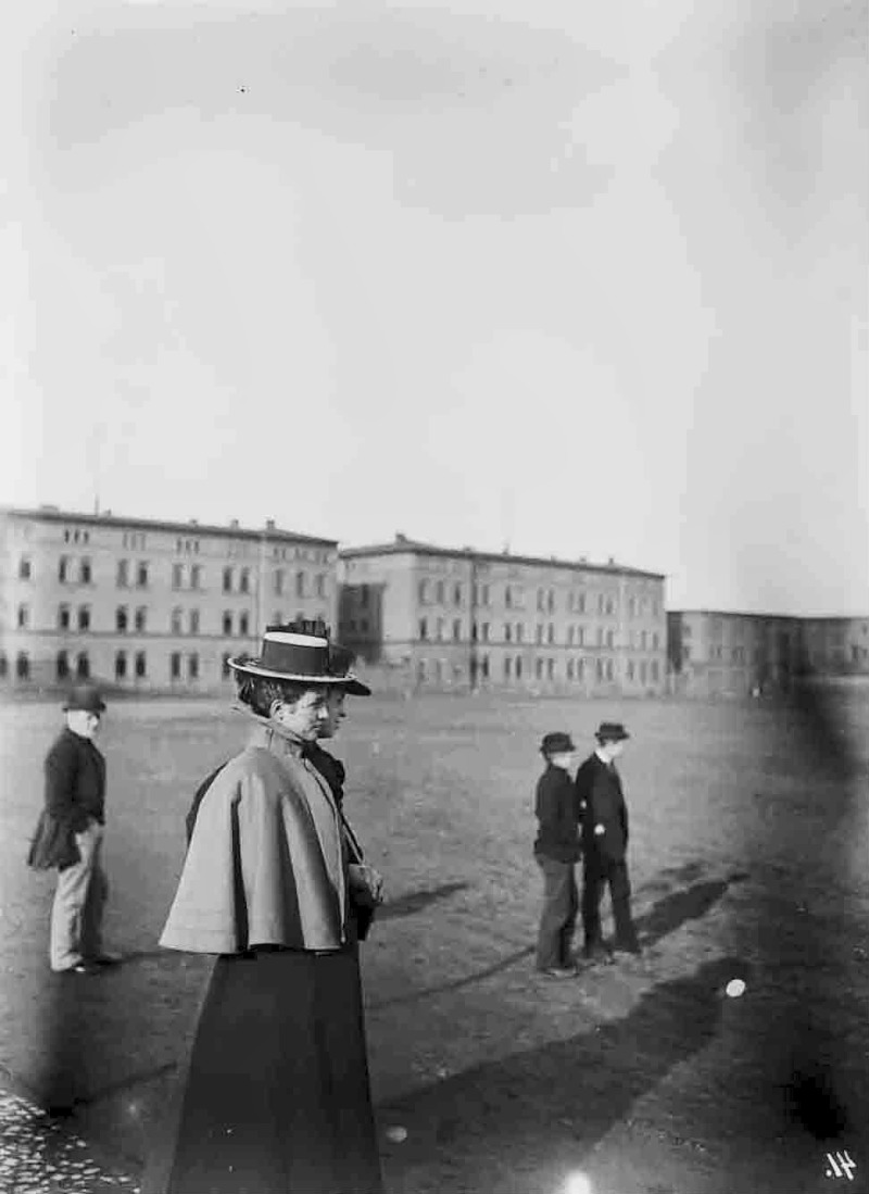Der Rossplatz mit der Rossplatzkaserne und Marie Riehm. Fotografiert von Gottfried Riehm.