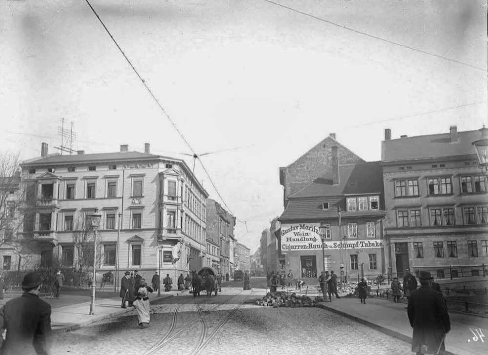 Der Joliot-Curie-Platz mit Blick in die obere Große Steinstraße. Fotografiert von Gottfried Riehm.