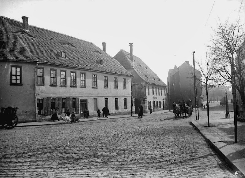 Große Steinstraße 49 und 50. Später Paracelsusstraße. Mit Blick zum Steintor. Links befindet sich die Berliner Straße und rechts die Ludwig-Wucherer-Straße. Fotografiert von Gottfried Riehm.