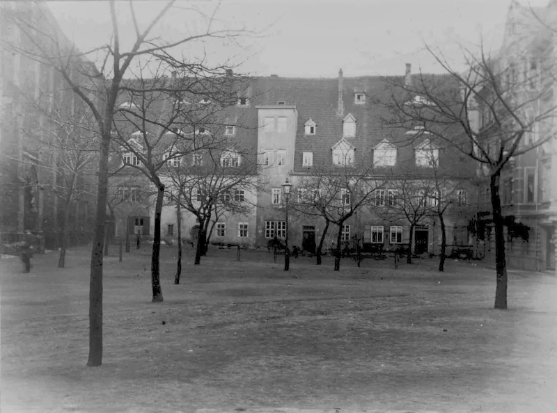 Der Moritzkirchhof in Halle. Fotografiert von Gottfried Riehm.