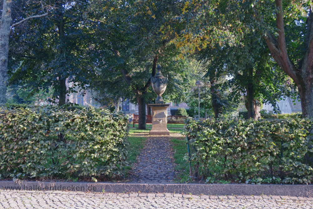 Denkmal in den Franckeschen Stiftungen im Jahr 2021.