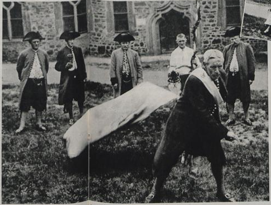 Ein Hallore schwenkt die Fahne beim Pfingstbier 1931.