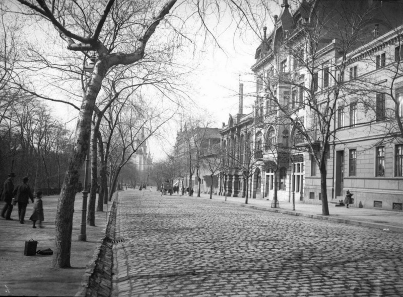 Der Waisenhausring (Neue Promenade) in Halle an der Saale um ca. 1900.