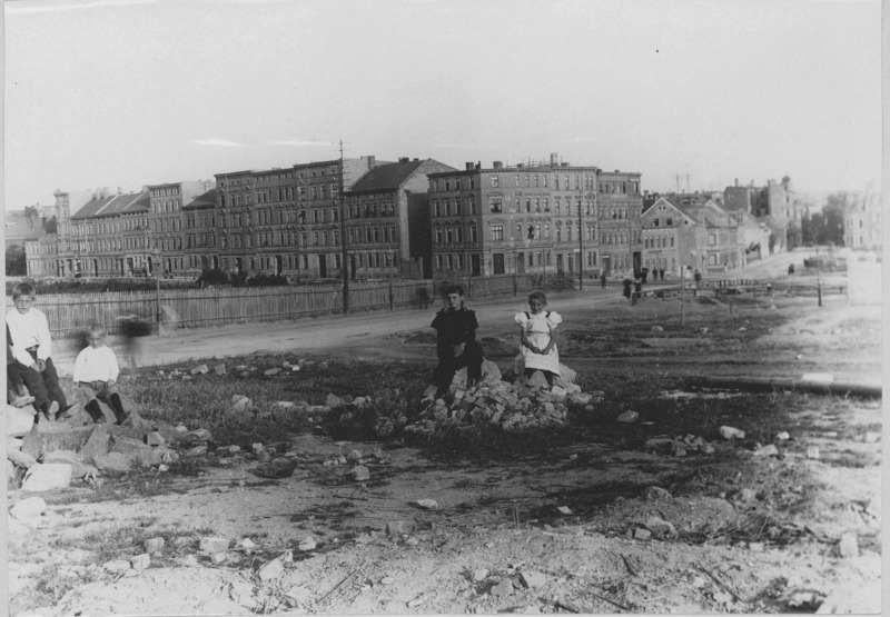 Die Adolfstraße in Halle vom Rosa-Luxemburg-Platz aus gesehen. Blickrichtung Reilstraße.