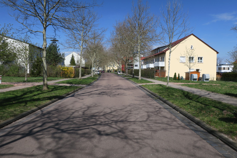 Die Gneisenaustraße im Stadtteil Heide-Süd von Halle an der Saale.