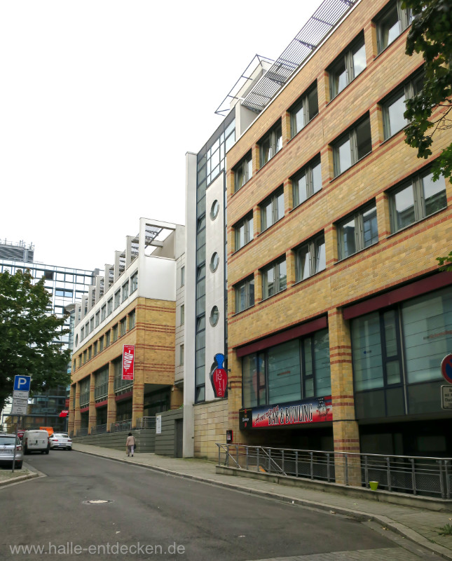 Die Augustastraße in Halle (Saale) 2021 mit Blick in Richtung Osten. Rechts das Charlotten-Center.