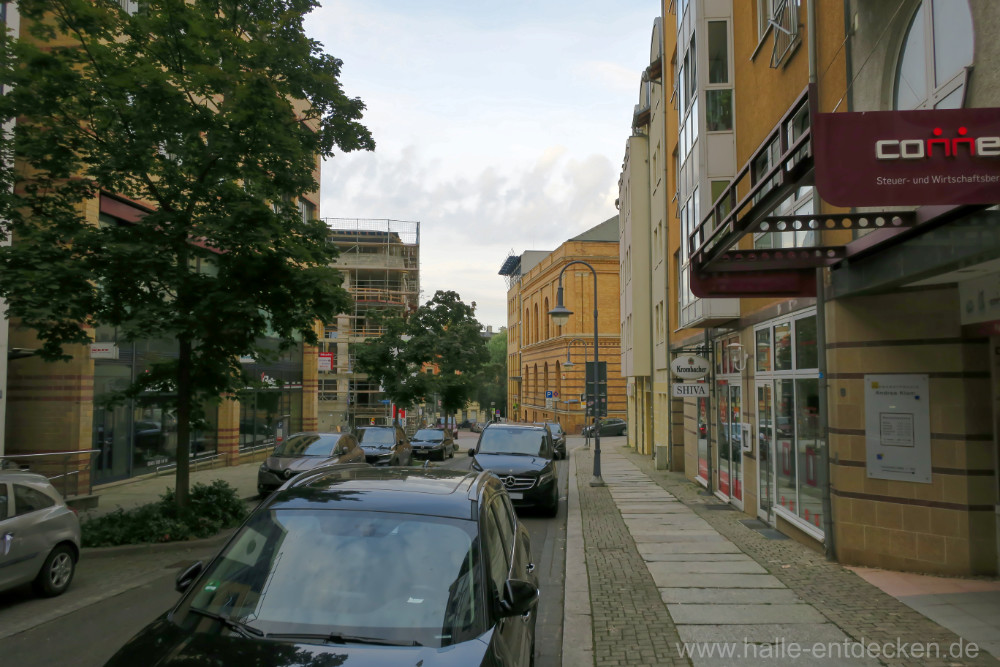 Die Augustastraße in Halle (Saale) 2021 mit Blick nach Westen. Im Hintergrund die Friedrich-List-Schule.