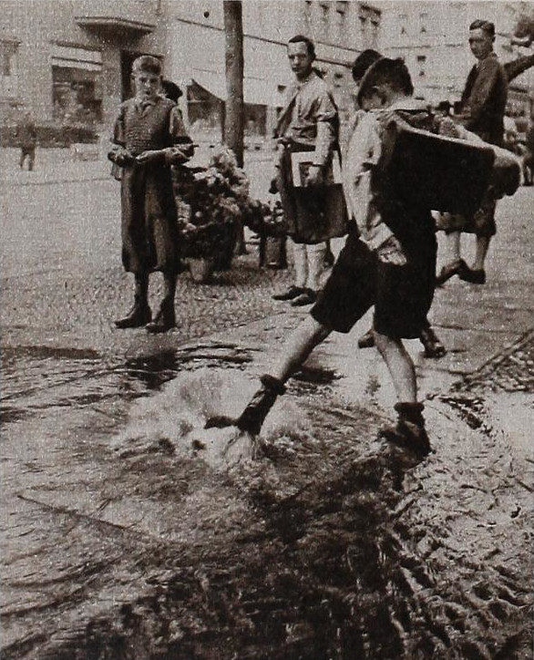 Wasserrohrbruch in der Bernburger Straße im Oktober 1933.