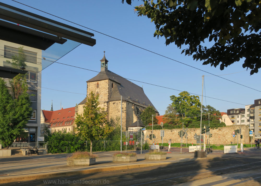 An der Haltestelle Glauchaer Platz mit Blick zum Hallorenring und zur Moritzkirche.