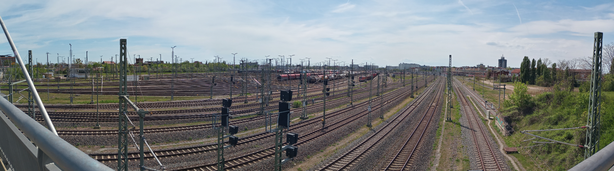 Bild vom Güterbahnhof in Halle an der Saale mit Blick zum Hauptbahnhof.