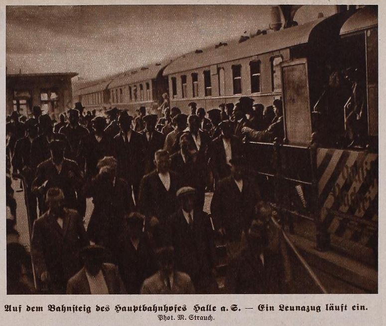Auf dem Bahnsteig des Hauptbahnhofes Halle a.S. - Ein Leunazug läuft ein.